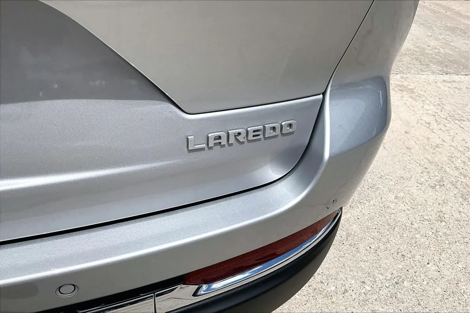 New 2026 Silver Zynith Exterior Paint Jeep Laredo image 15