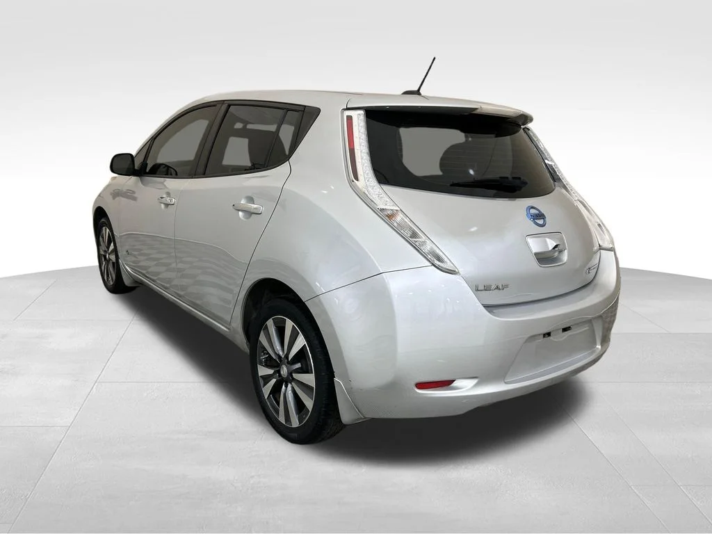 Used 2015 Silver Nissan SV image 3