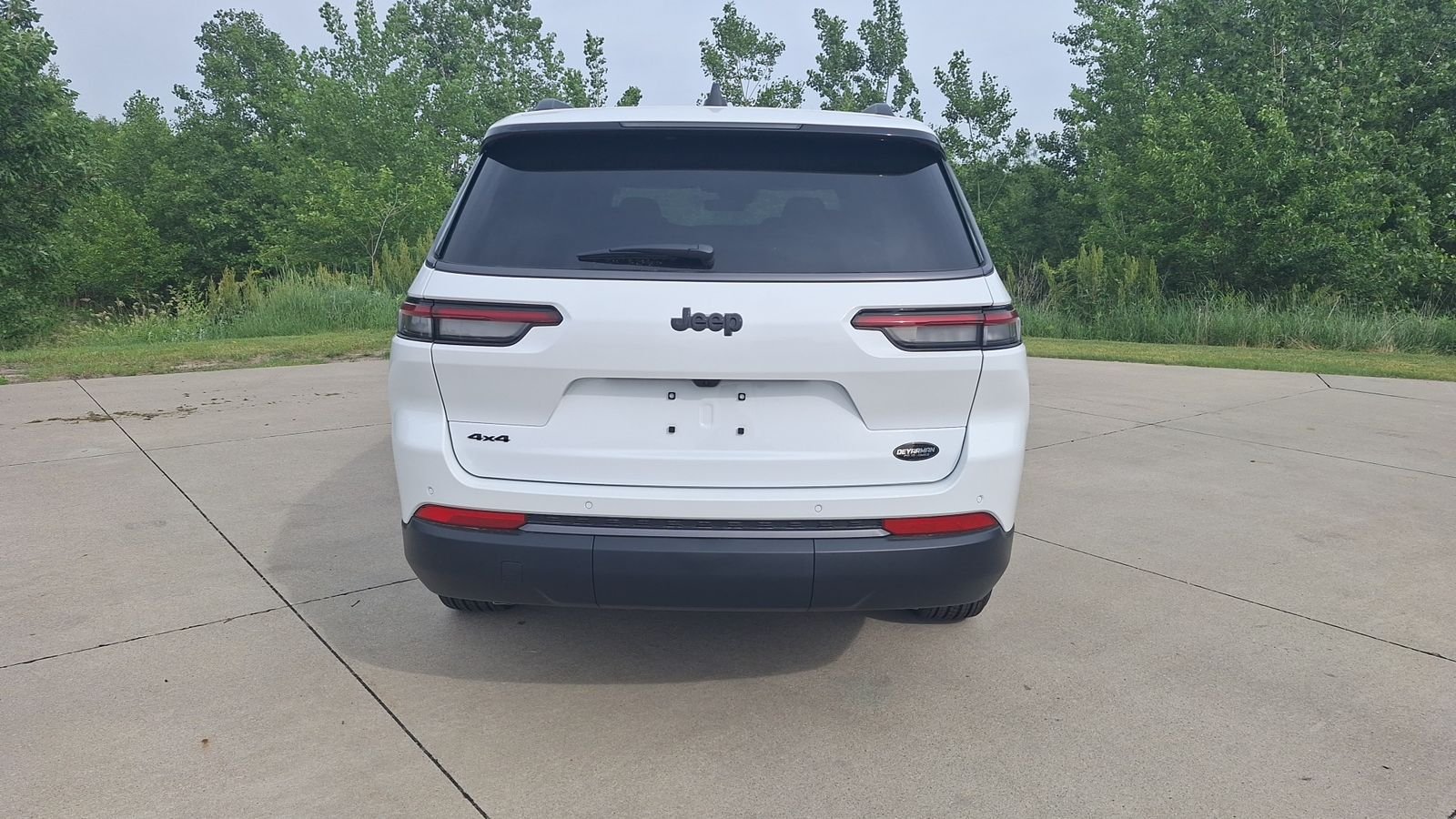 New 2026 Bright White Clear-Coat Exterior Paint Jeep Altitude image 4
