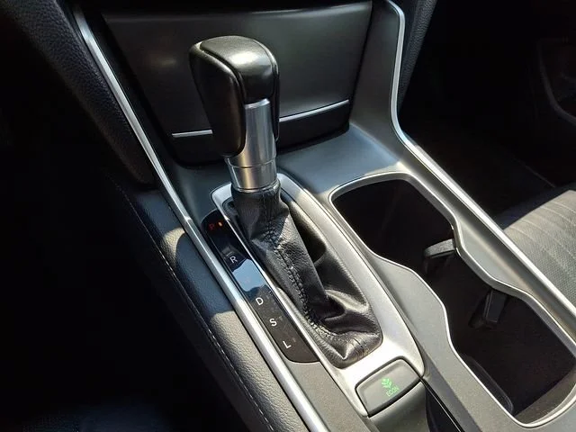 Used 2018 Silver Honda EX-L image 16
