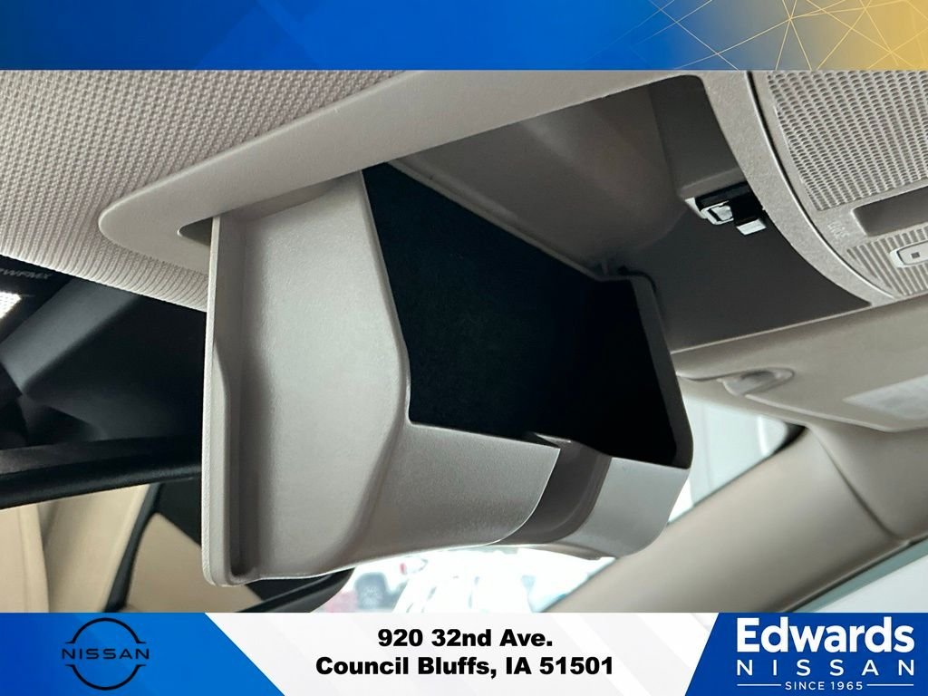 Used 2017 White Nissan  image 28