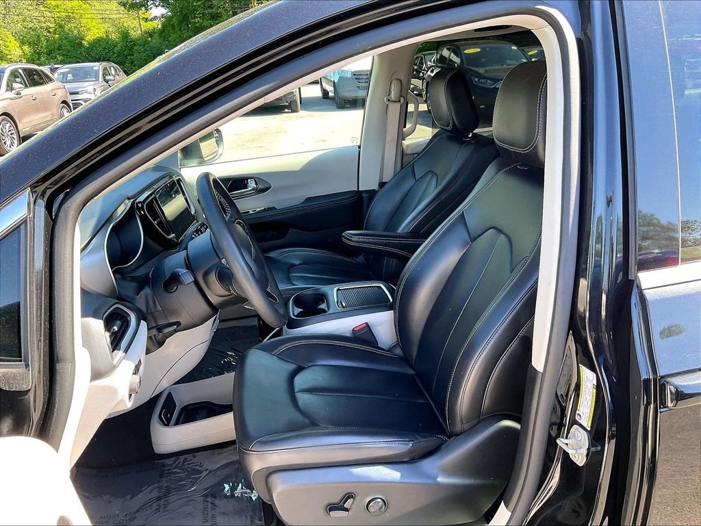Used 2023 Black Chrysler Touring L image 10