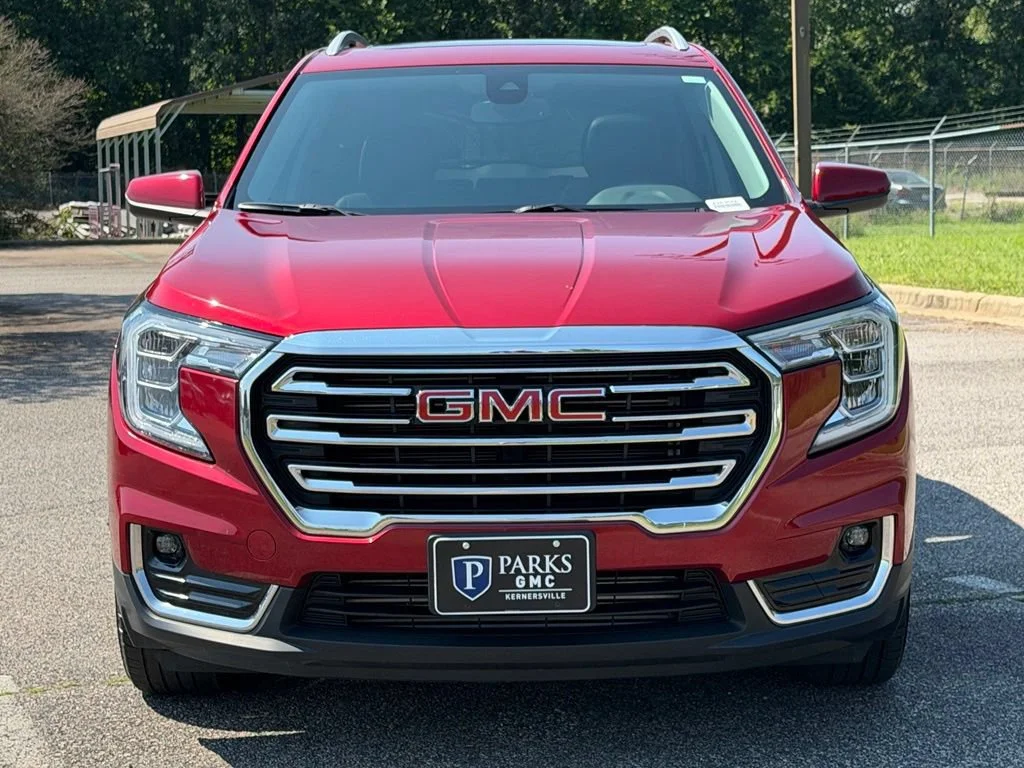 Used 2023 VOLCANIC RED TINTCOAT GMC SLT image 34