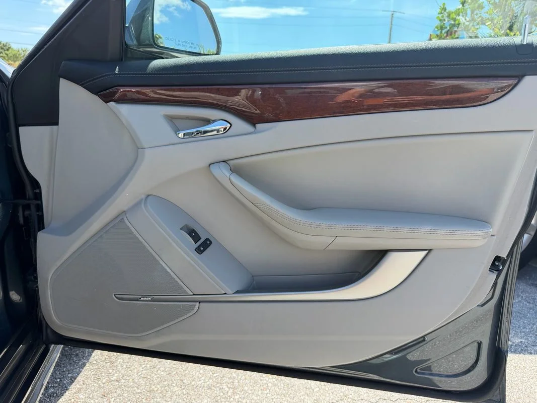 Used 2010  Cadillac Luxury image 9