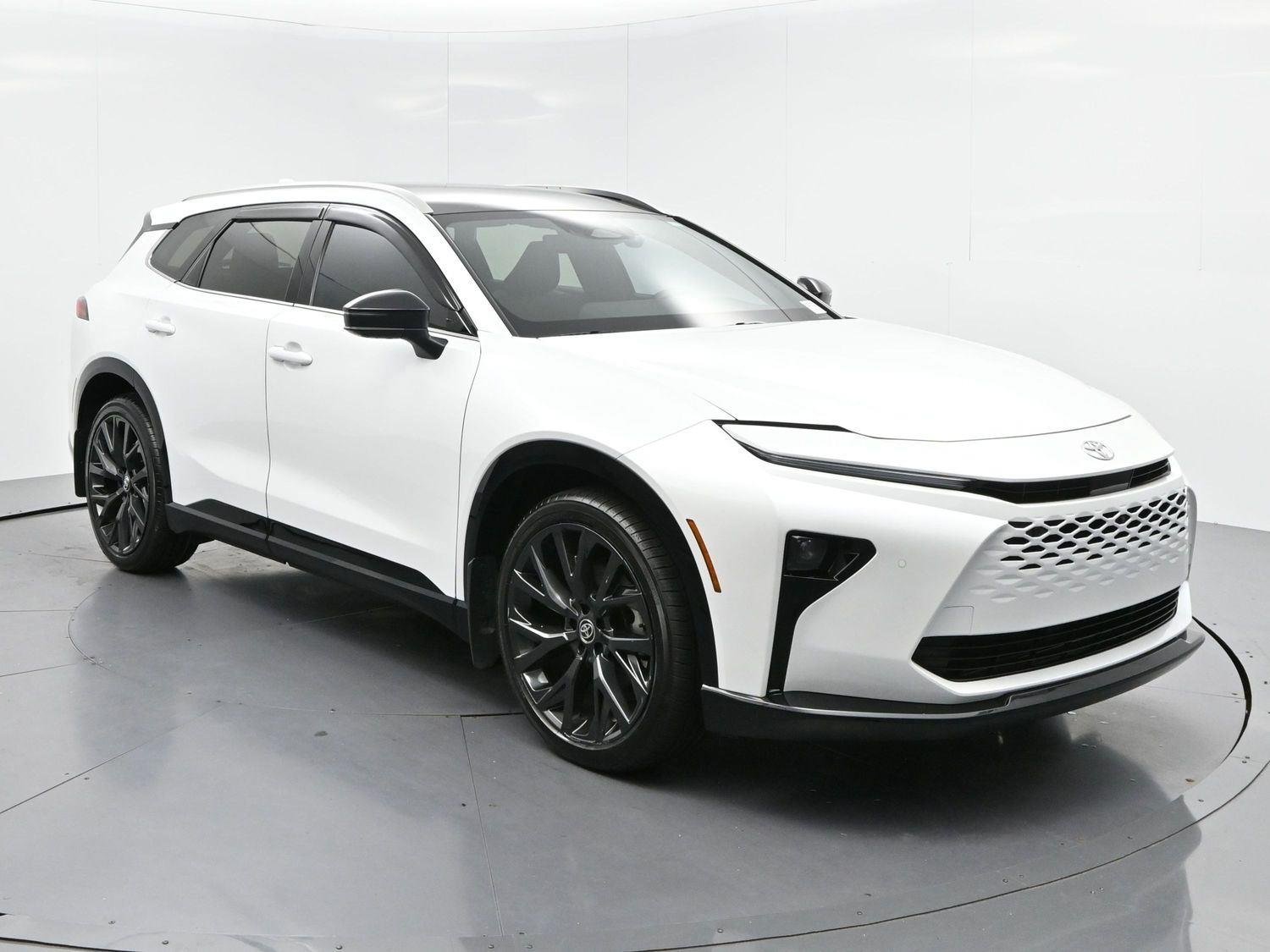 Used 2025  Toyota XLE image 2