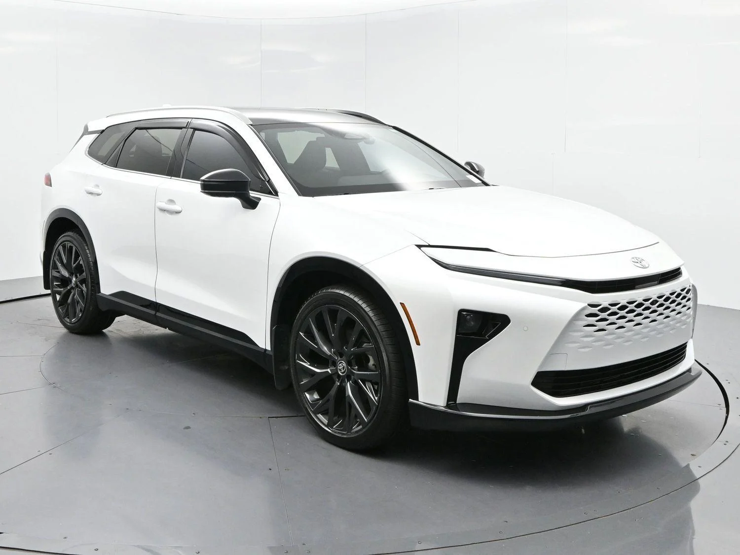 Used 2025  Toyota XLE image 2