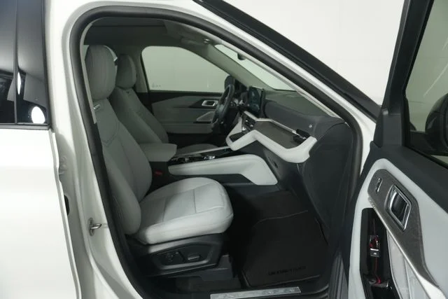 New 2026 Star White Metallic Tri-Coat Ford Platinum™ image 33