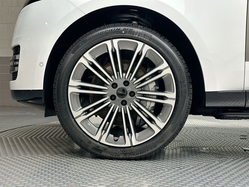 New 2026 Fuji White Land Rover SE image 5