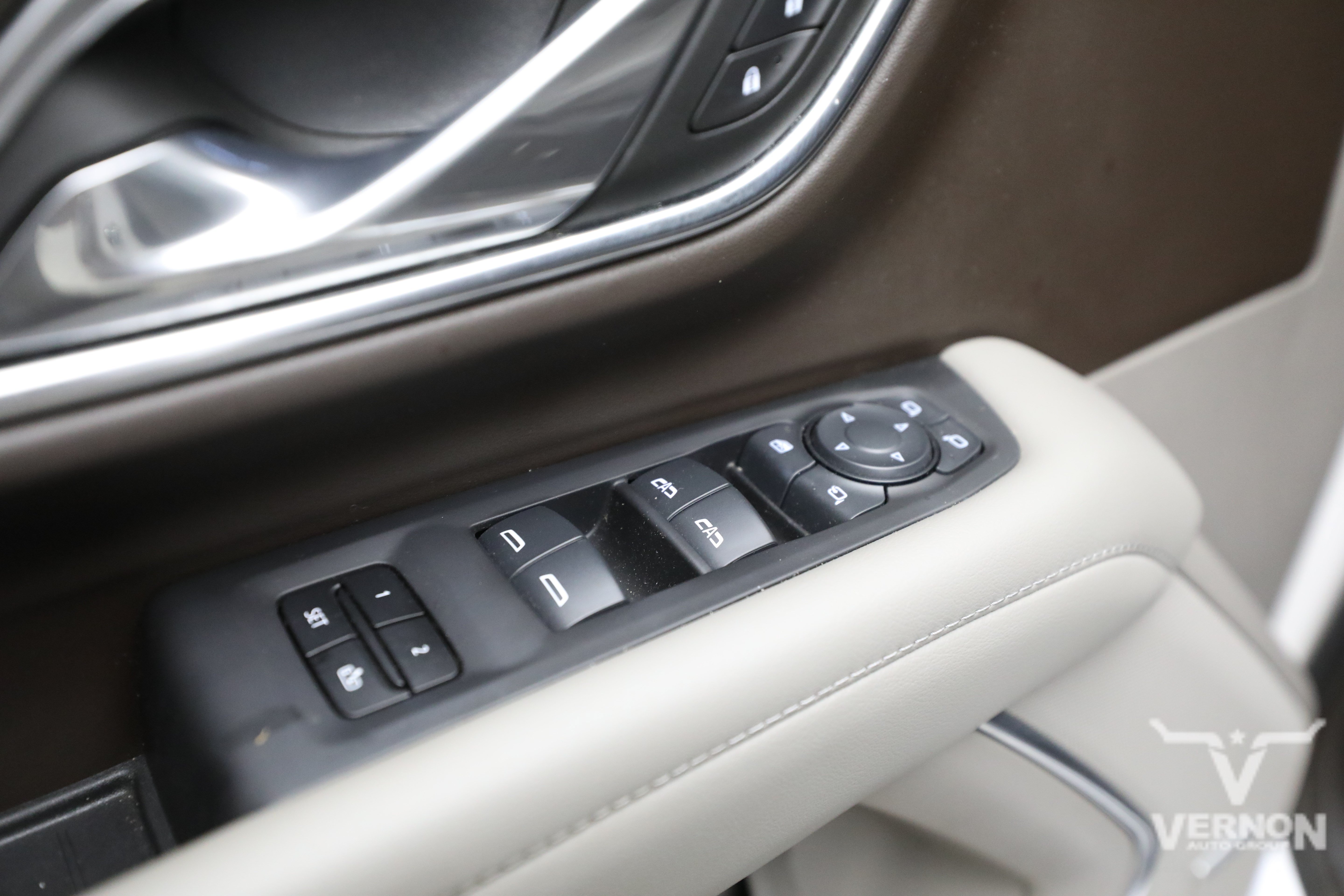 Used 2024 Iridescent Pearl Tricoat Chevrolet Y image 17
