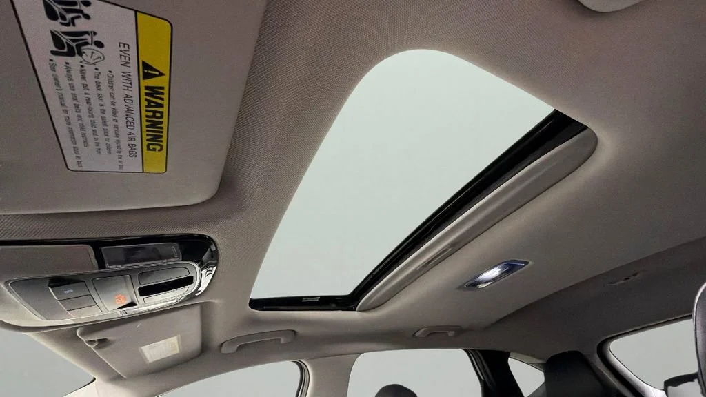 Used 2022 White Hyundai SEL image 25