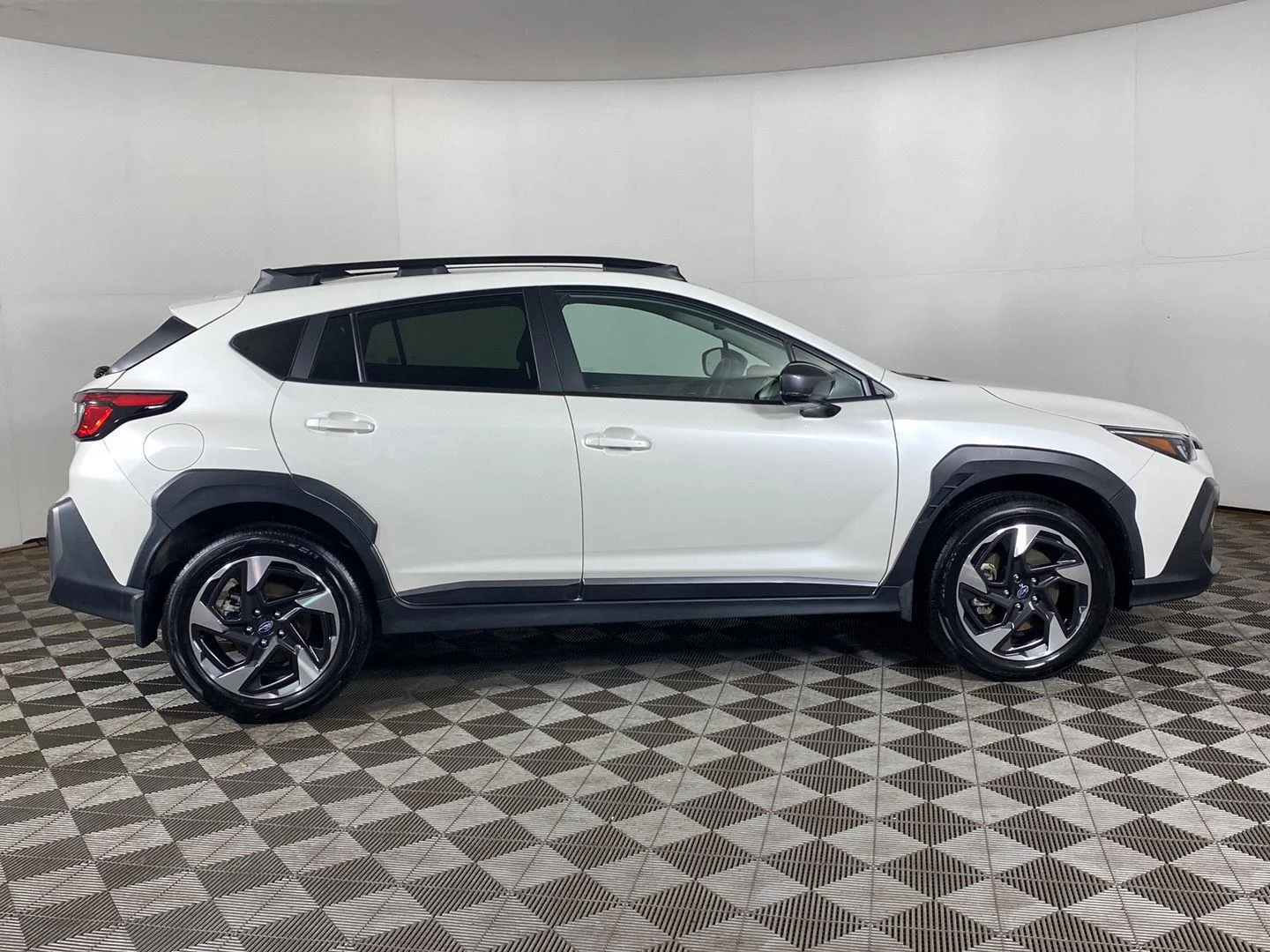 Used 2024 Crystal White Pearl Subaru Limited image 7