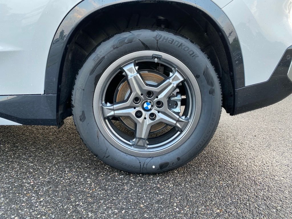 New 2026 Mineral White Metallic BMW xDrive28i image 5