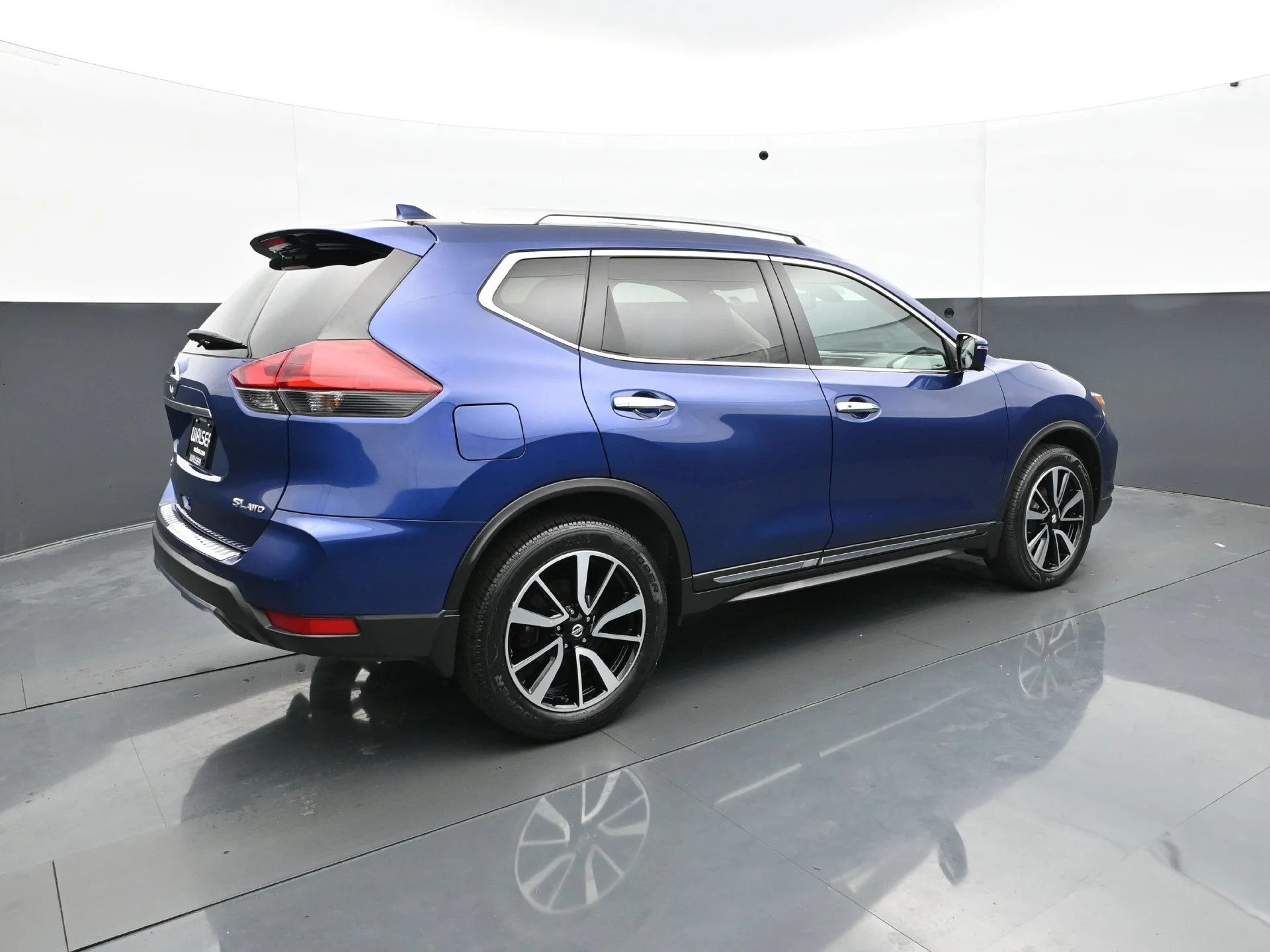 Used 2017 Caspian Blue Nissan SL image 7