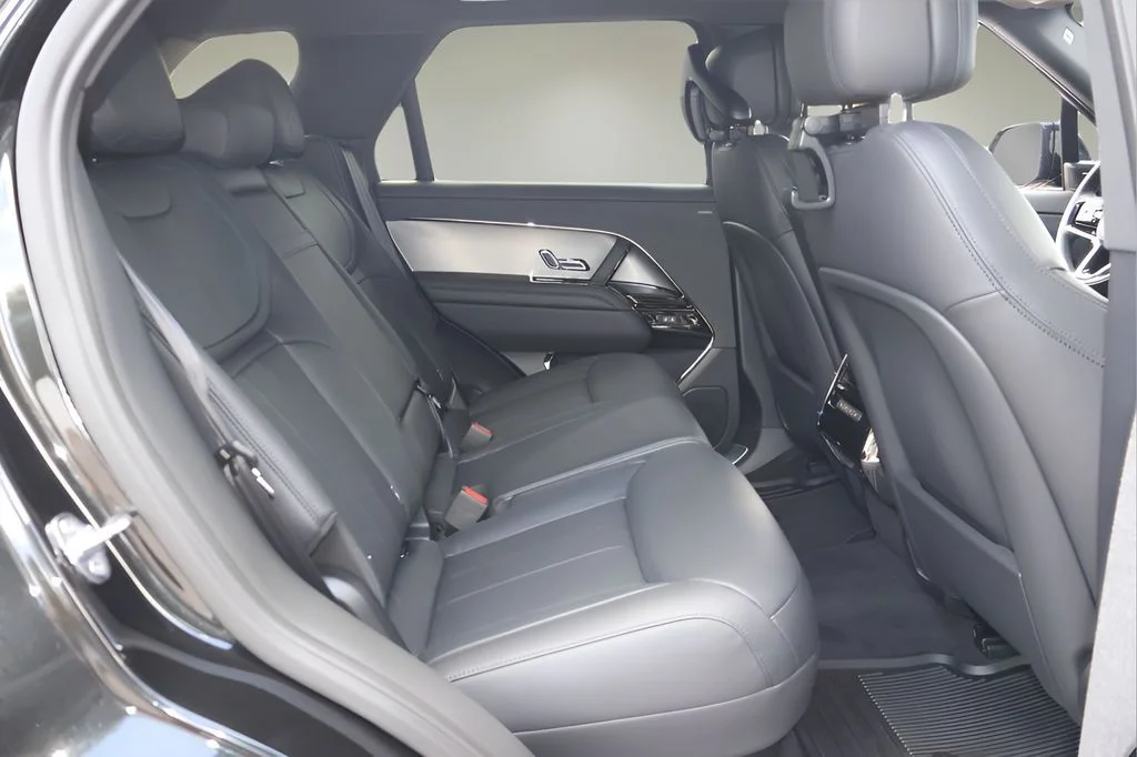New 2026 Santorini Black Land Rover SE image 15