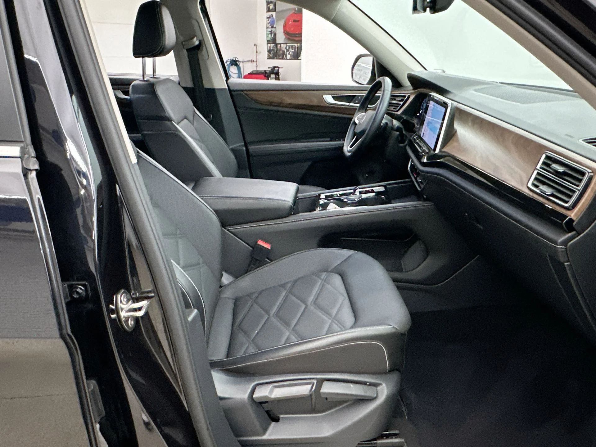 Used 2025  Volkswagen 2.0T SE w/Technology image 15
