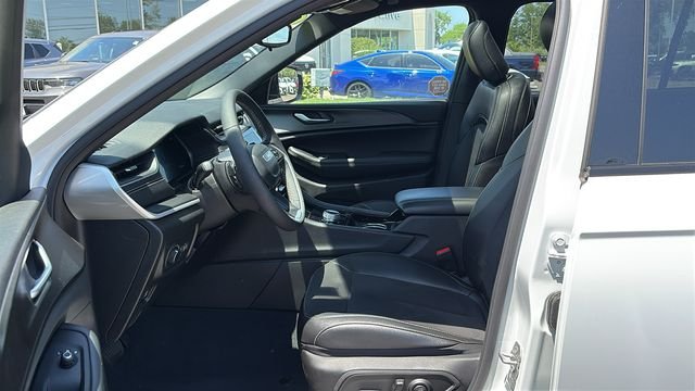 Used 2023 White Jeep Altitude image 9