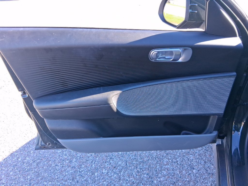 Used 2023 Green Hyundai SE image 11