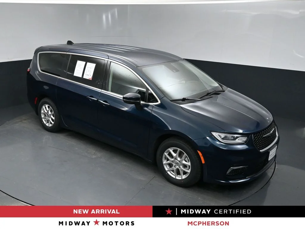 2023 Chrysler Pacifica Touring L's photo