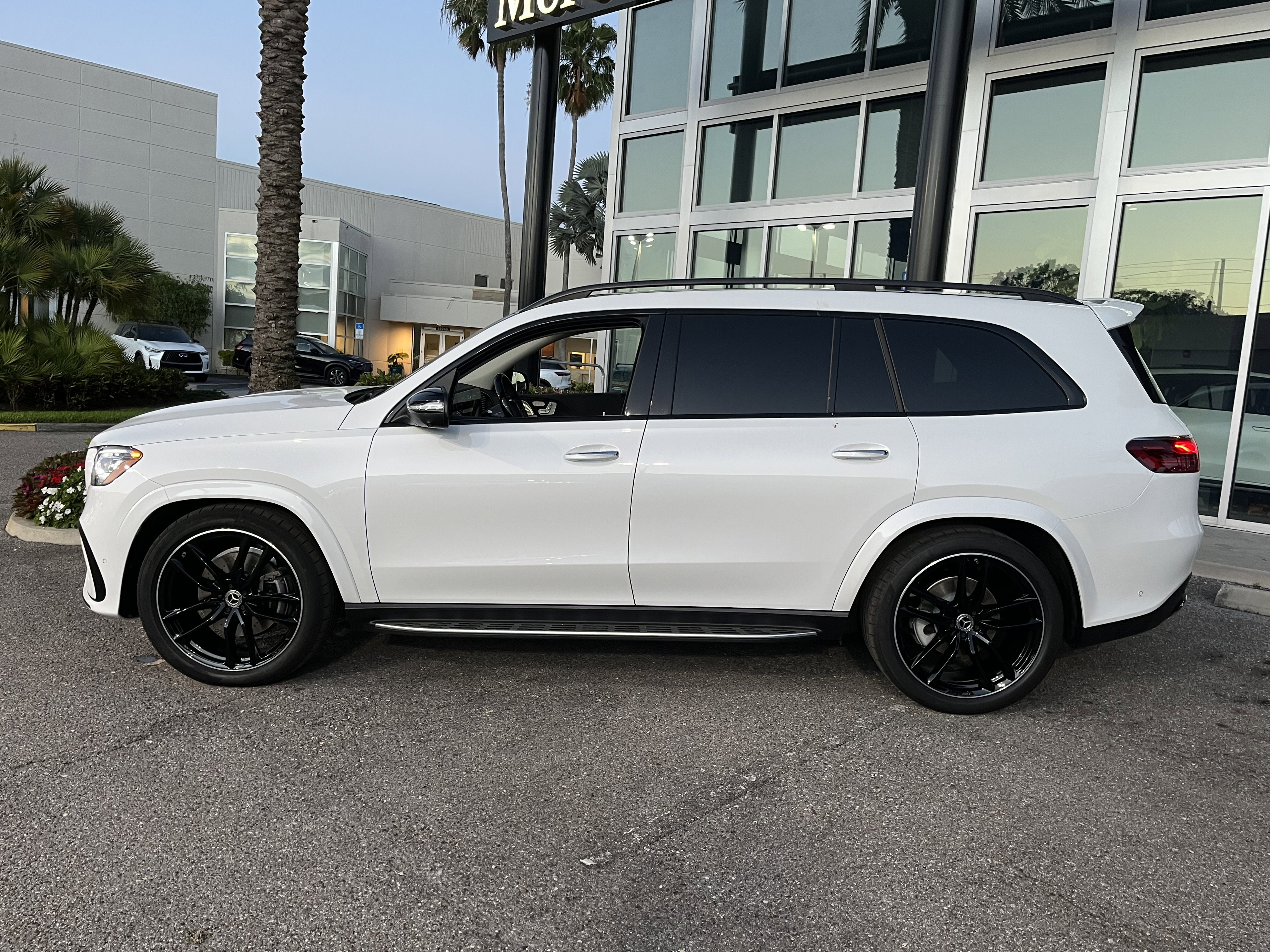 New 2026 MANUFAKTUR Moonlight White Metallic Mercedes-Benz GLS 450 image 3