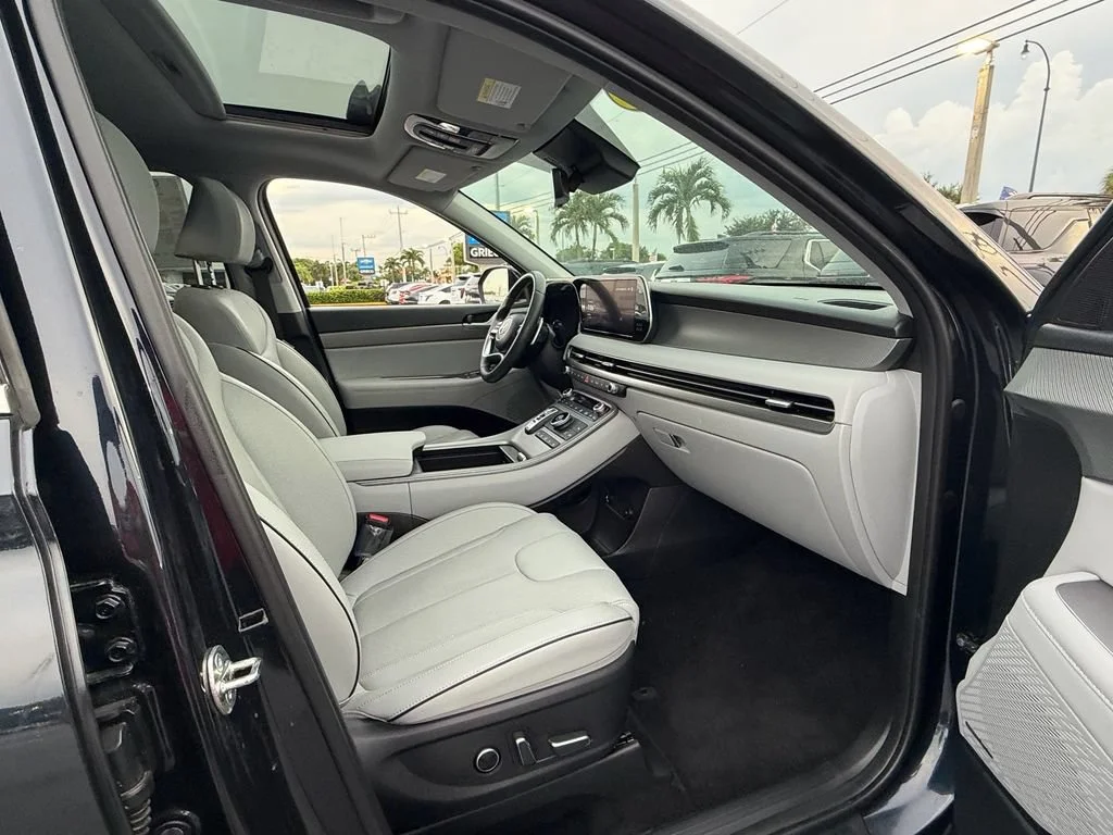 Used 2024 Black Hyundai SEL 8P image 19