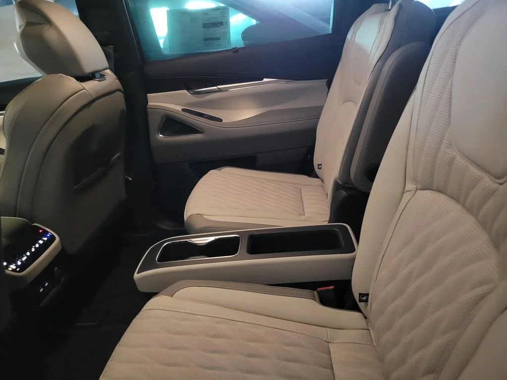 New 2027 2T RAD WHT INFINITI Autograph AWD image 8