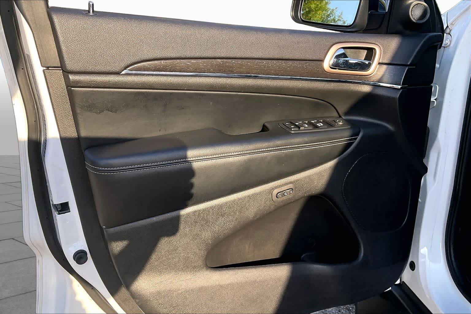 Used 2017 Bright White Clear Coat Jeep Limited image 19