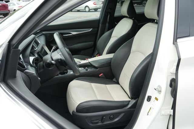 Used 2023 White INFINITI LUXE image 24