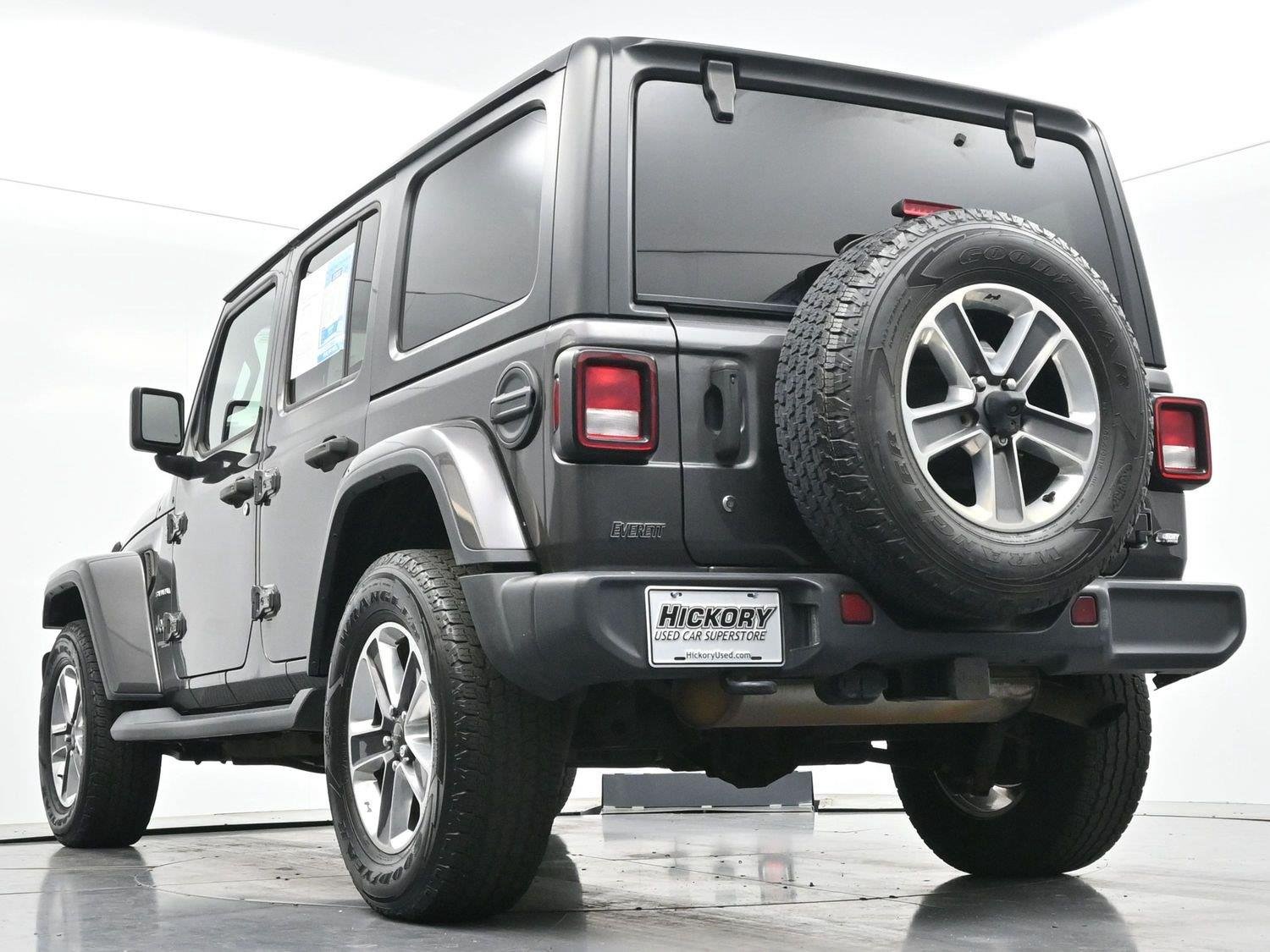 Used 2018 Granite Crystal Metallic Clearcoat Jeep Sahara image 47