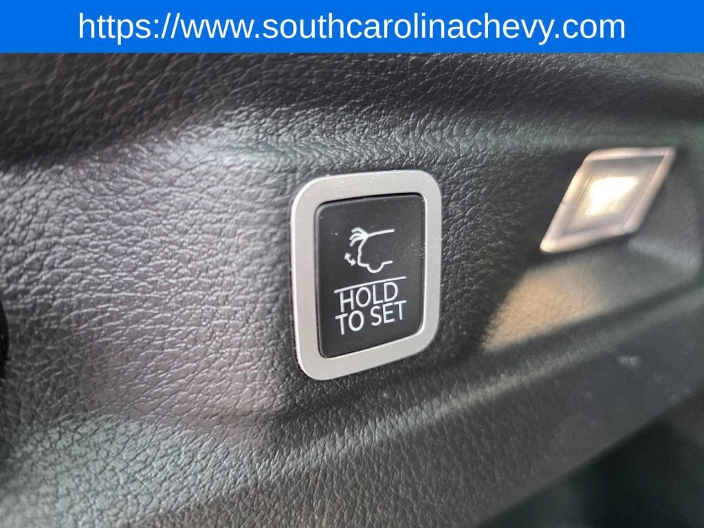 Used 2023  Jeep Limited image 36