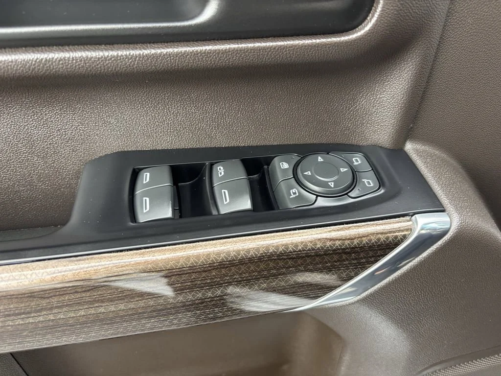 Used 2020 SUMMIT WHITE Chevrolet LT image 17