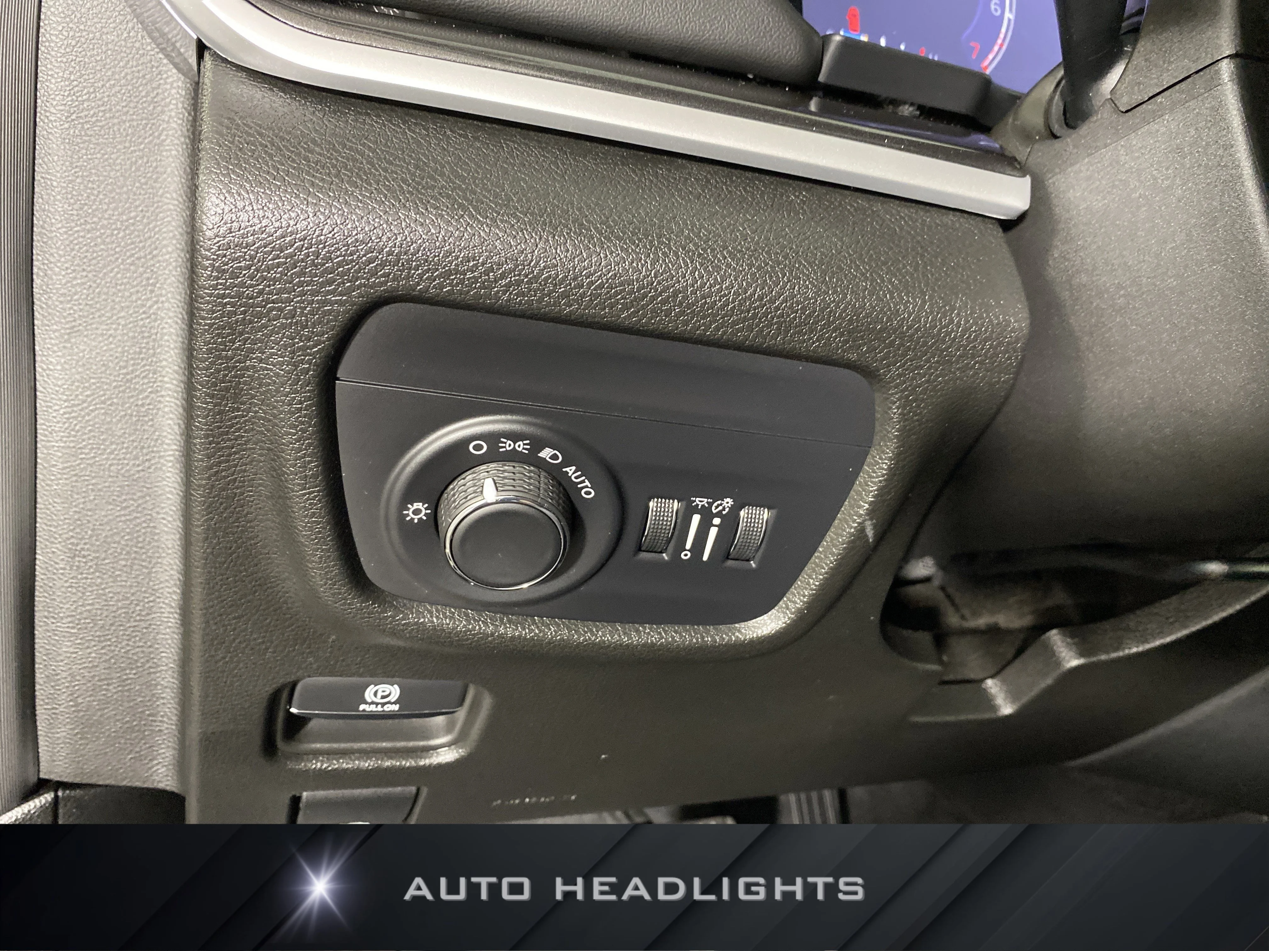 Used 2023 Diamond Black Crystal Pearlcoat Jeep Altitude image 25