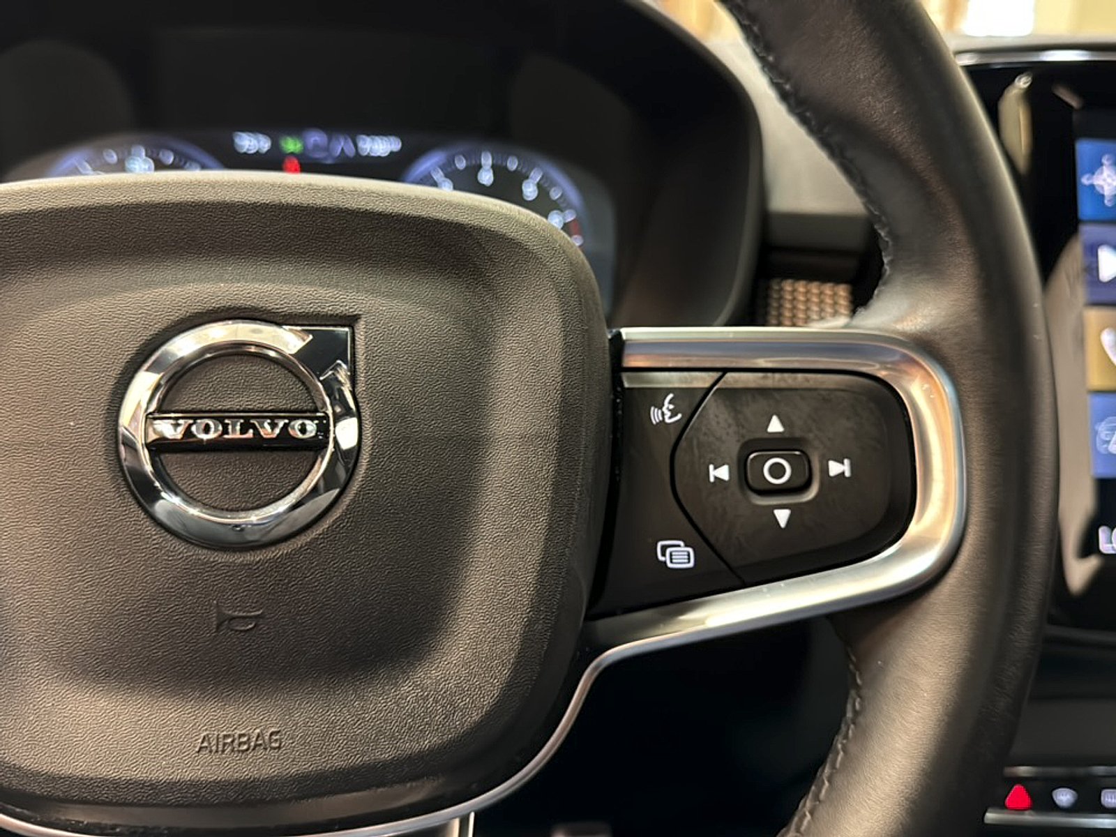 Used 2022 White Volvo T5 R-Design image 20