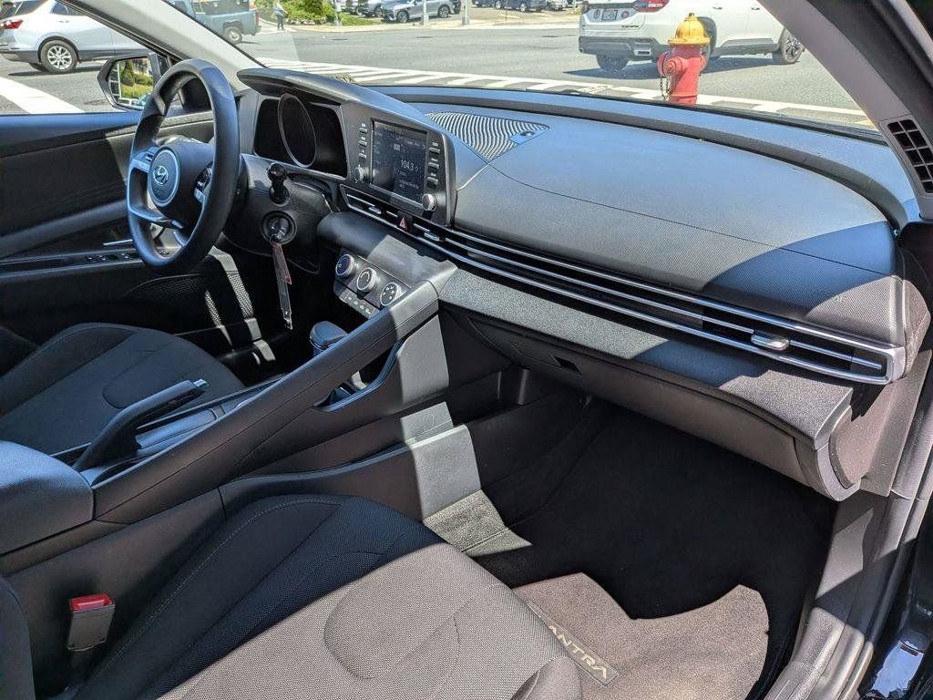 Used 2022 Black Hyundai SE image 23