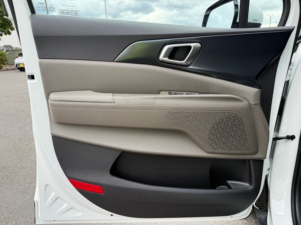 New 2027 Snow White Pearl Kia LXS image 19