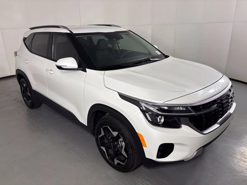Used 2025 White Kia S image 2