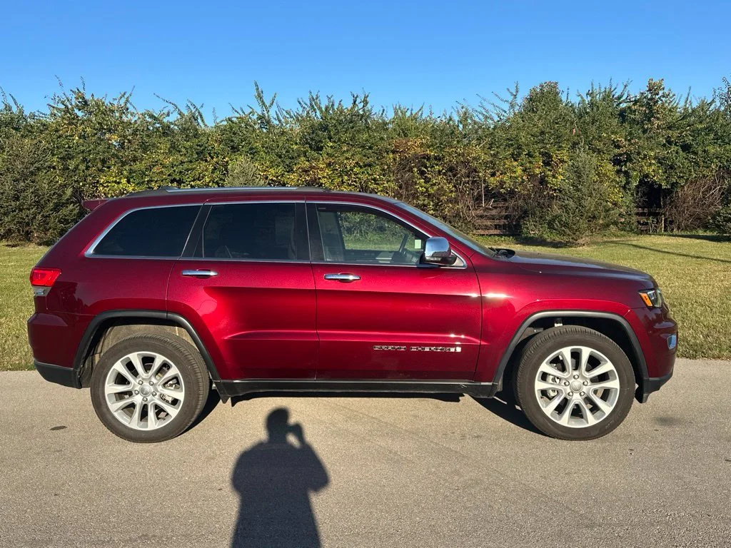 Used 2017 Velvet Jeep Limited image 8