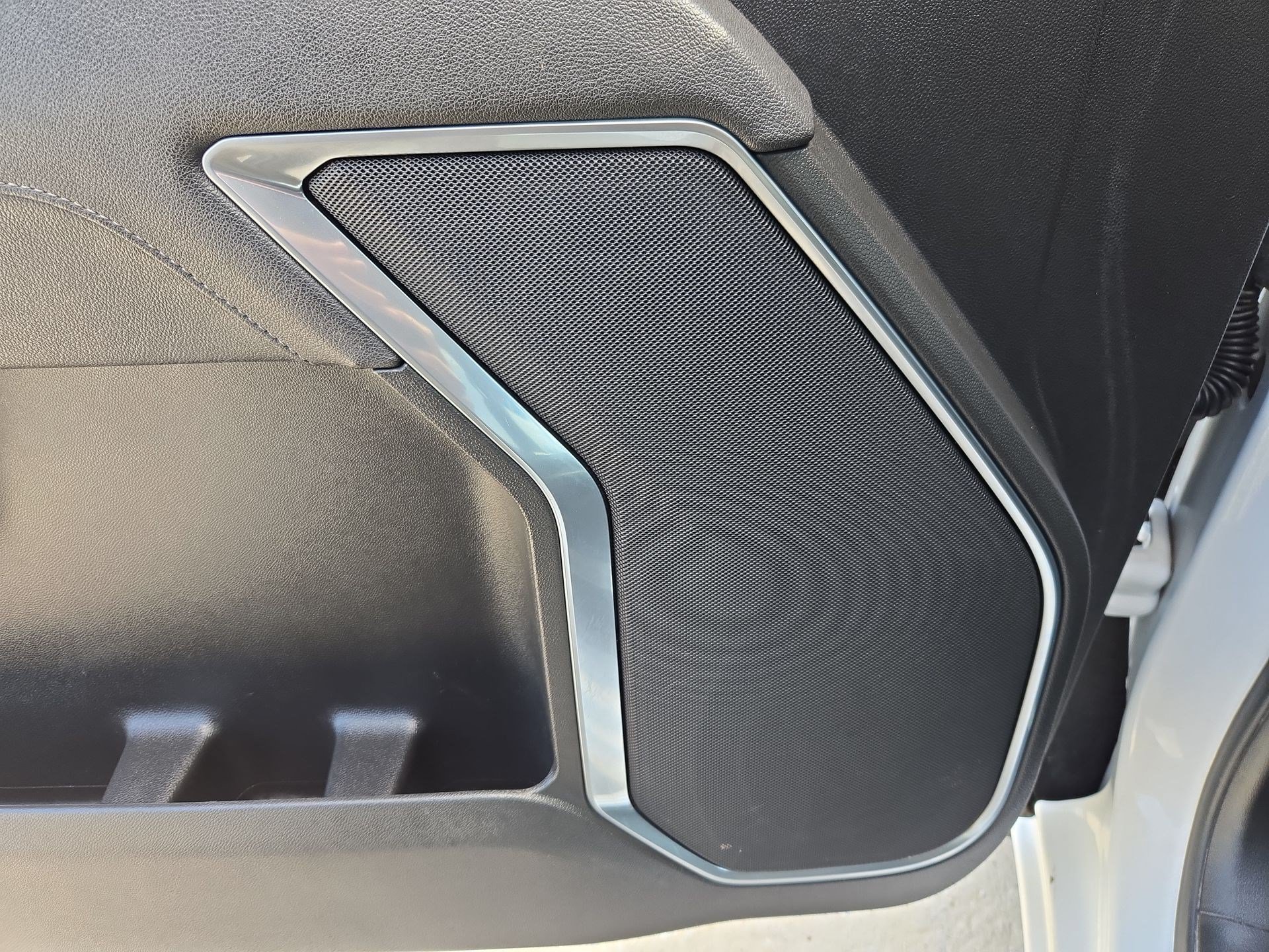 Used 2025 Summit White GMC SLT image 13