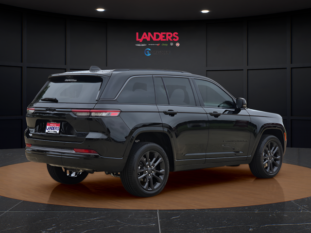 New 2026 Diamond Black Crystal Pearl-Coat Exterior Paint Jeep Limited Reserve image 3