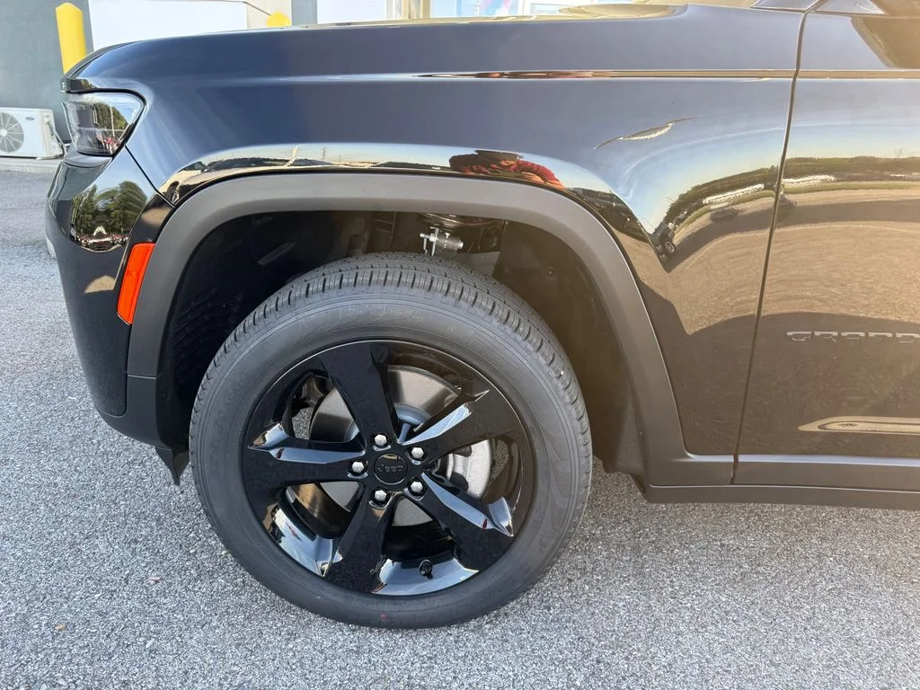 New 2026 Diamond Black Crystal Pearl-Coat Exterior Paint Jeep Limited image 23