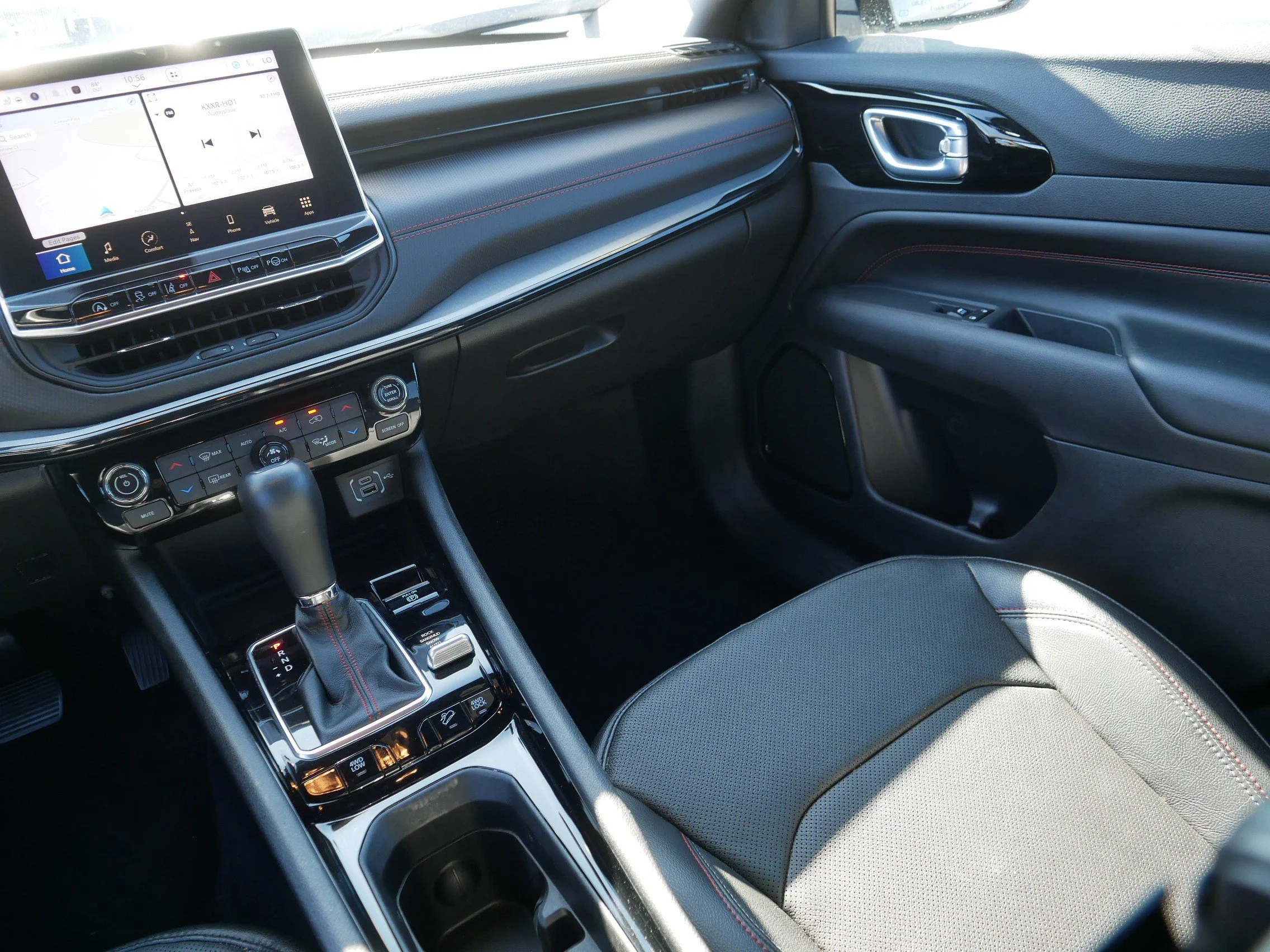 Used 2025 Hydro Blue Pearlcoat Jeep Trailhawk image 11