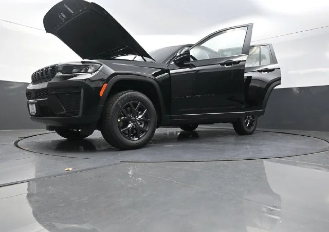 New 2027 High-Gloss Black Paint Jeep Laredo Altitude image 32