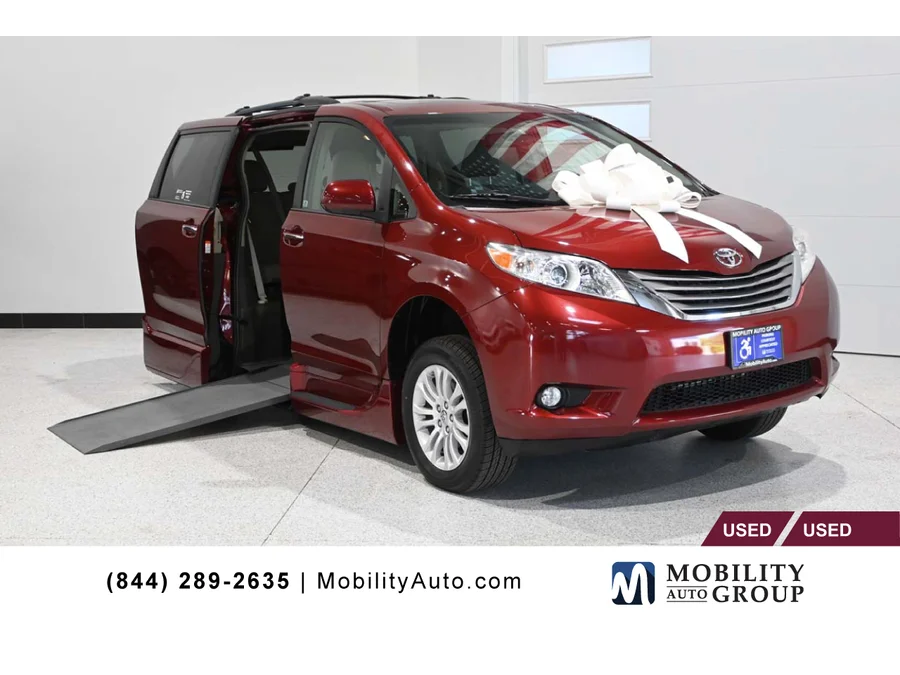 2015 Toyota Sienna XLE V6 7-Passenger Access Seat's photo