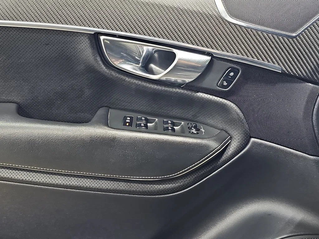Used 2017 Black Volvo T6 R-Design image 30