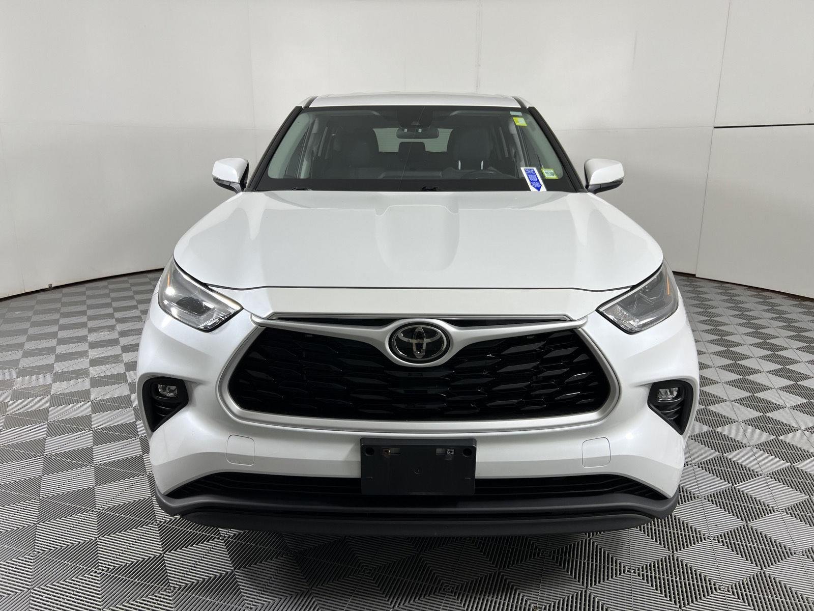 Used 2022 Wind Chill Pearl Toyota LE image 5
