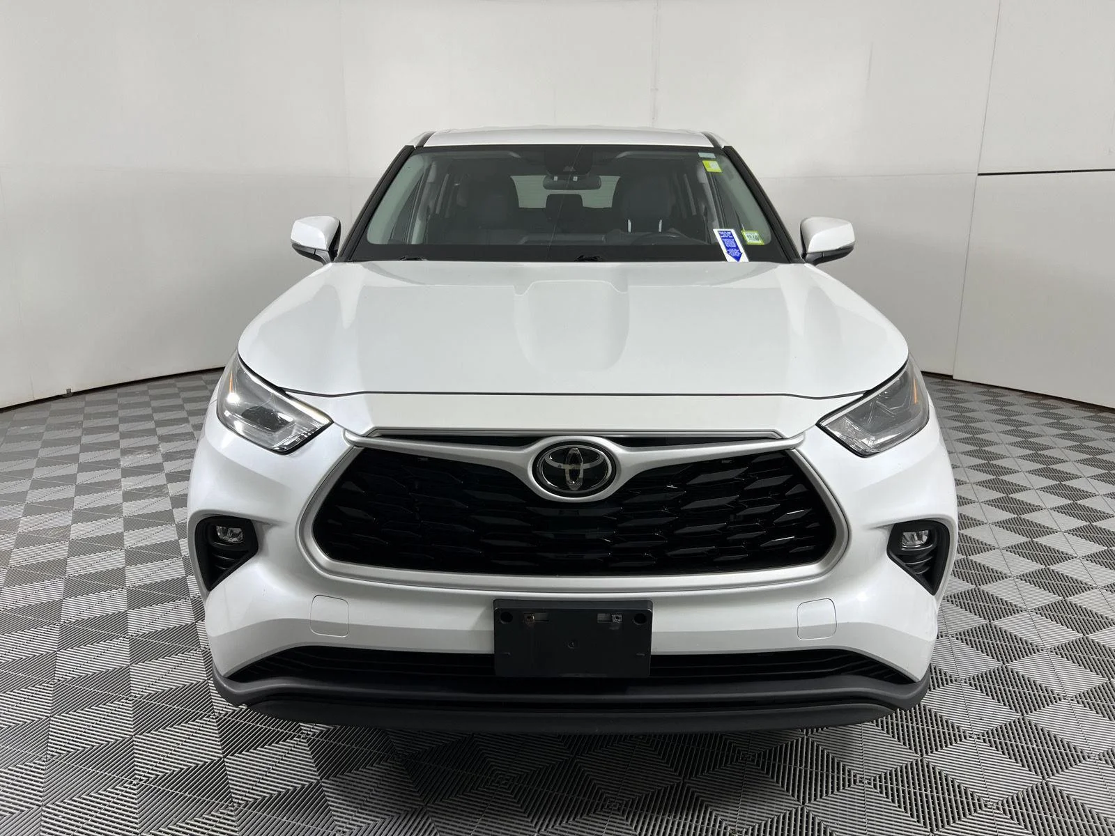 Used 2022 Wind Chill Pearl Toyota LE image 5