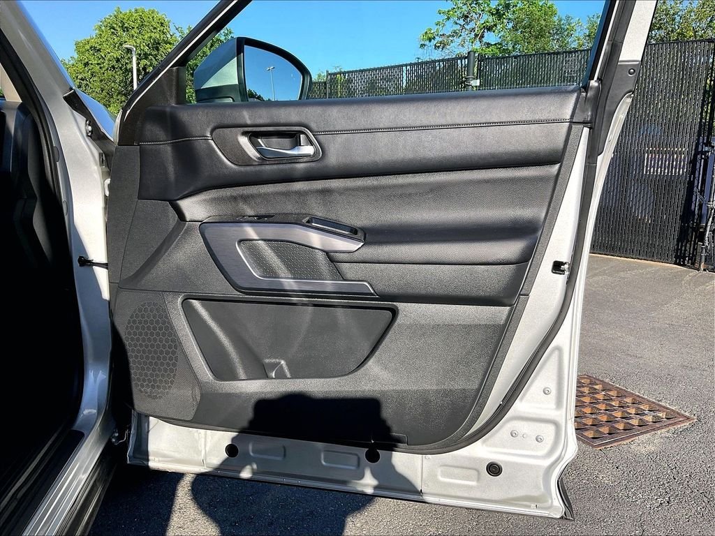 Used 2023 Silver Nissan SL image 12