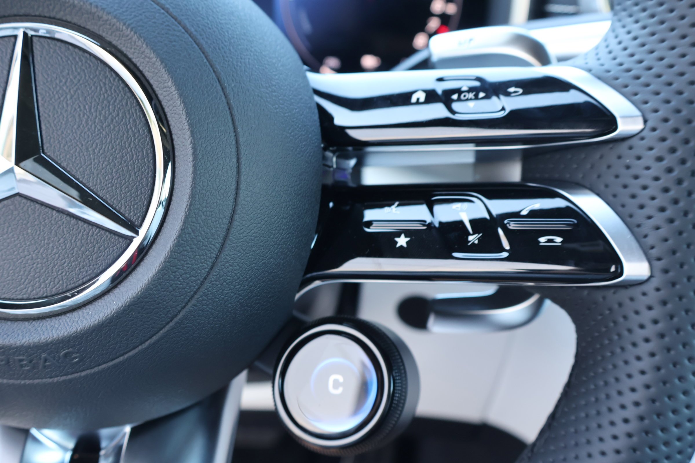 New 2026 MANUFAKTUR Night Black Magno Mercedes-Benz AMG® SL 63 S E Performance image 24
