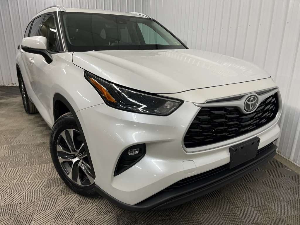 Used 2022 Beige Toyota XLE image 7
