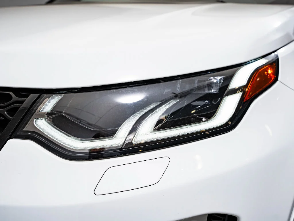 Used 2023 Fuji White Land Rover SE R-Dynamic image 14