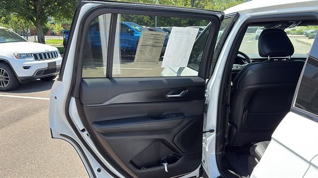 Used 2023 White Jeep Altitude image 22